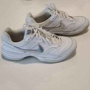 Nike tennis shoes size 8.5 women's